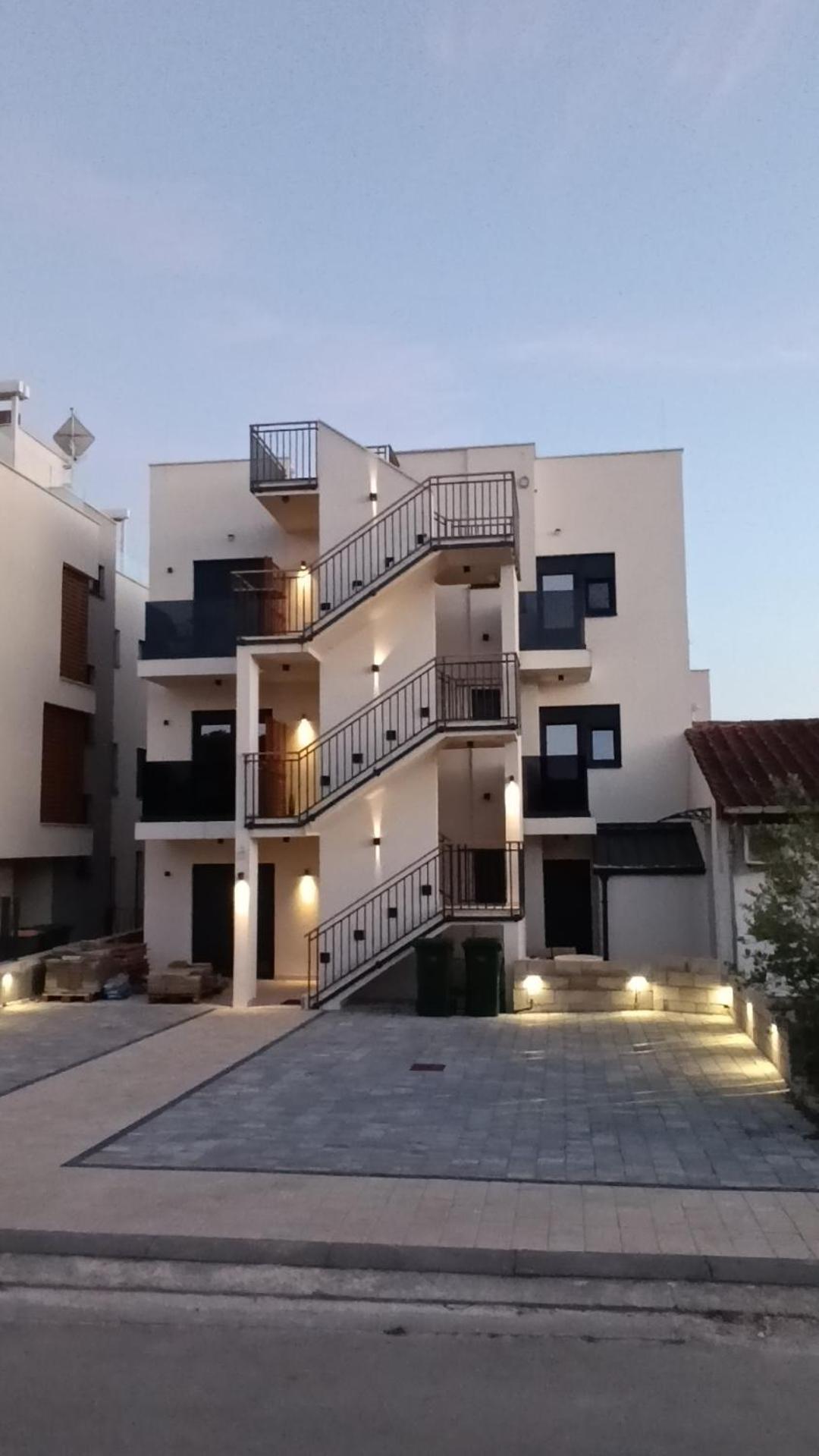 M&M Luxury Apartments เพทรอซาเน ภายนอก รูปภาพ